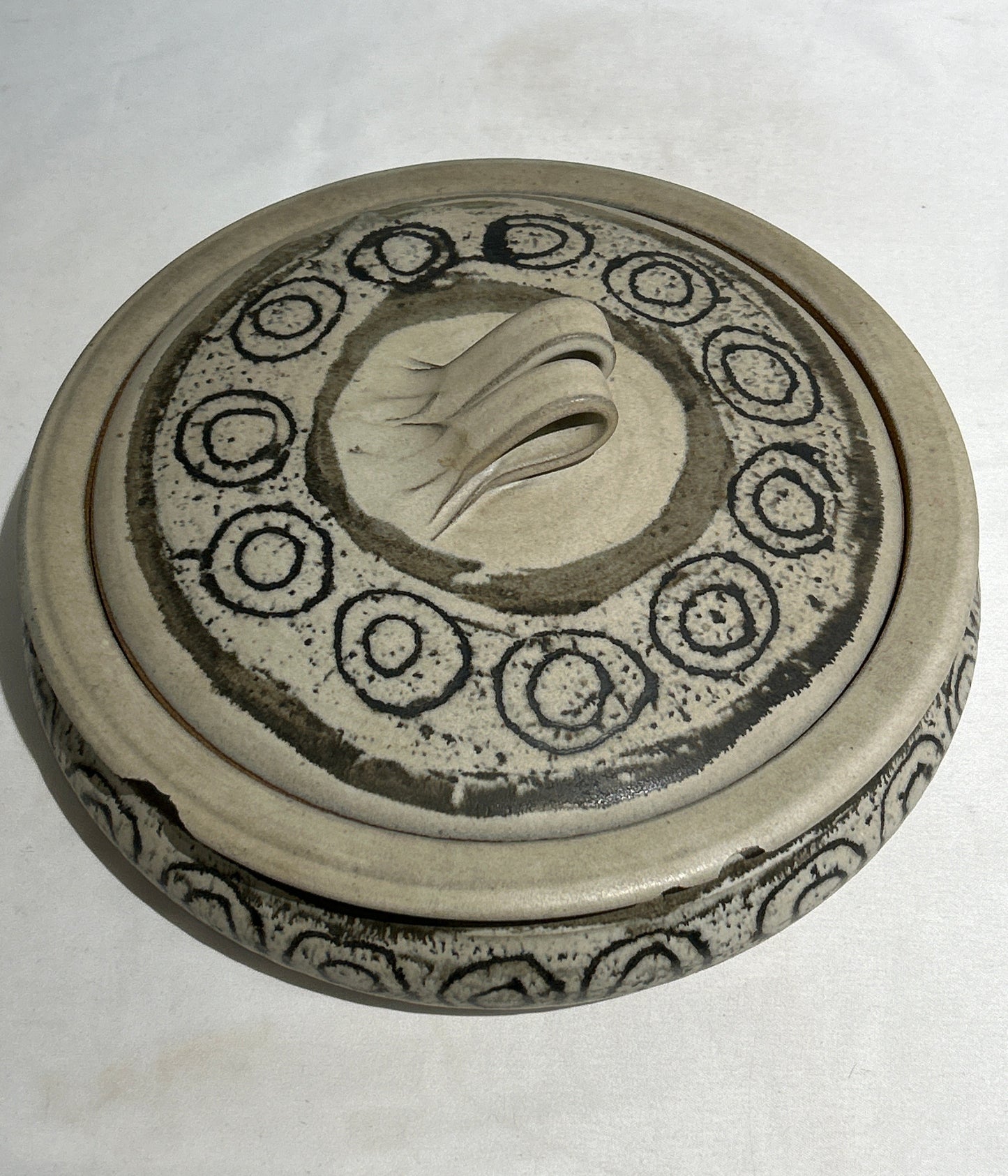 Pottery bowl with lid