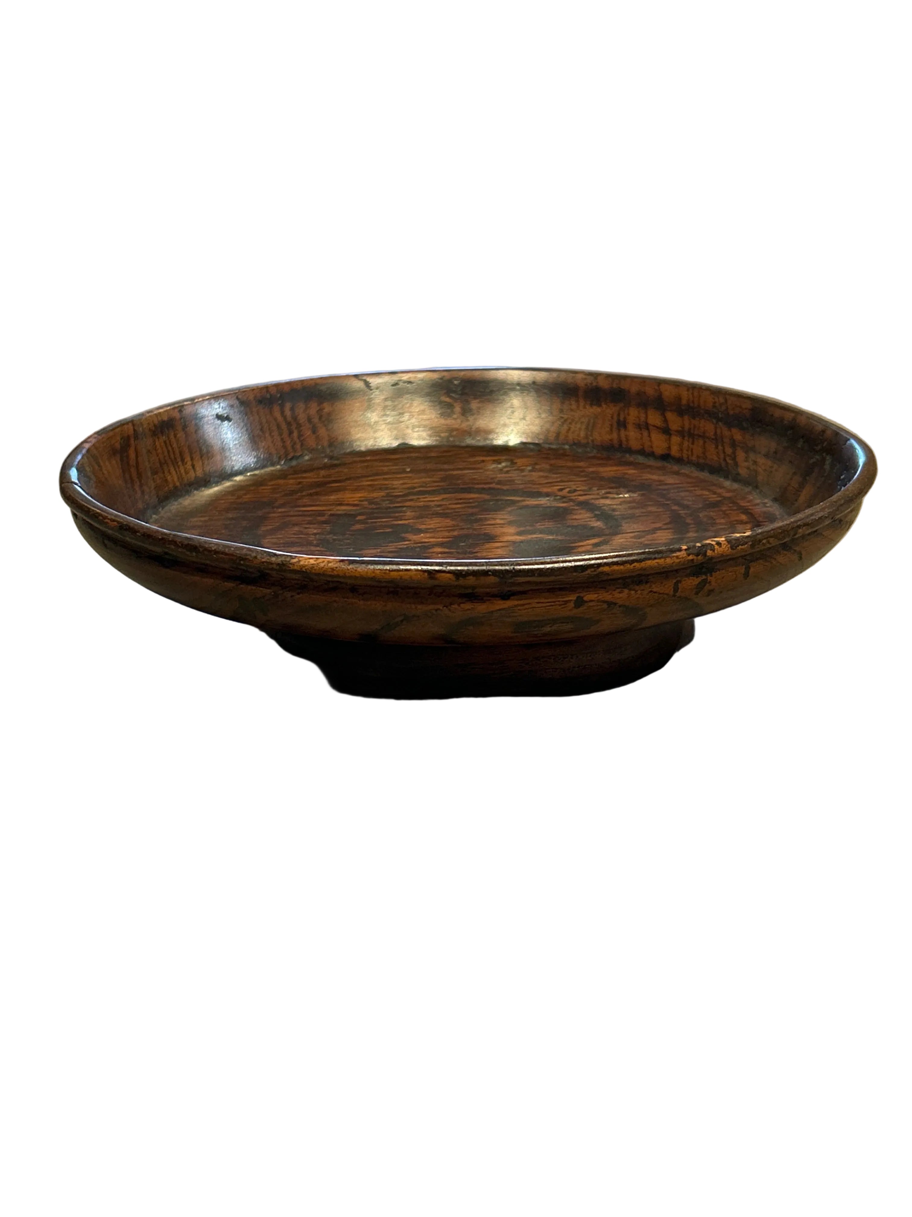 CIRCULAR TRAY WITH A RAISED FOOT.