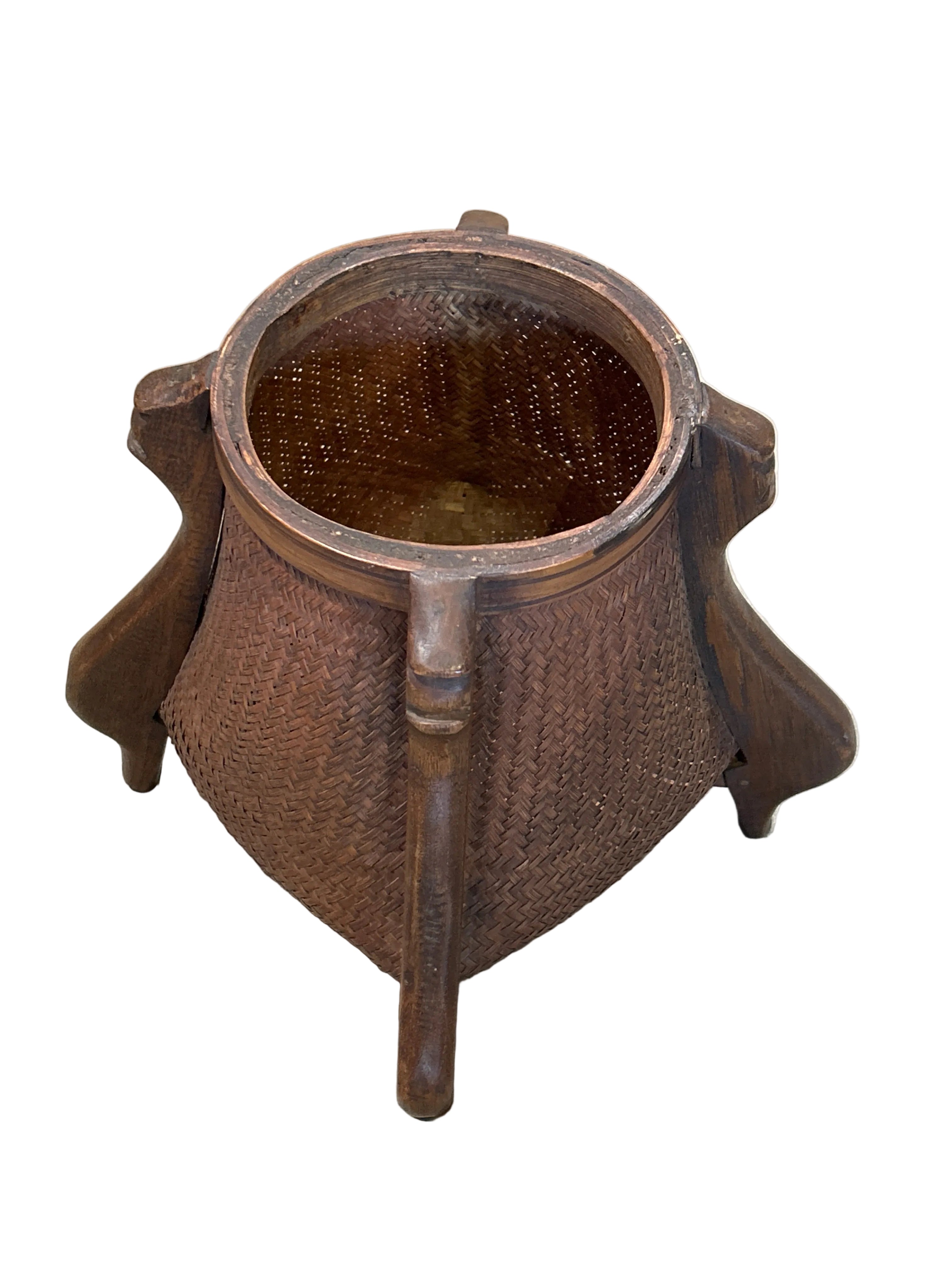 ANTIQUE BASKET WITH 4 LEGS.