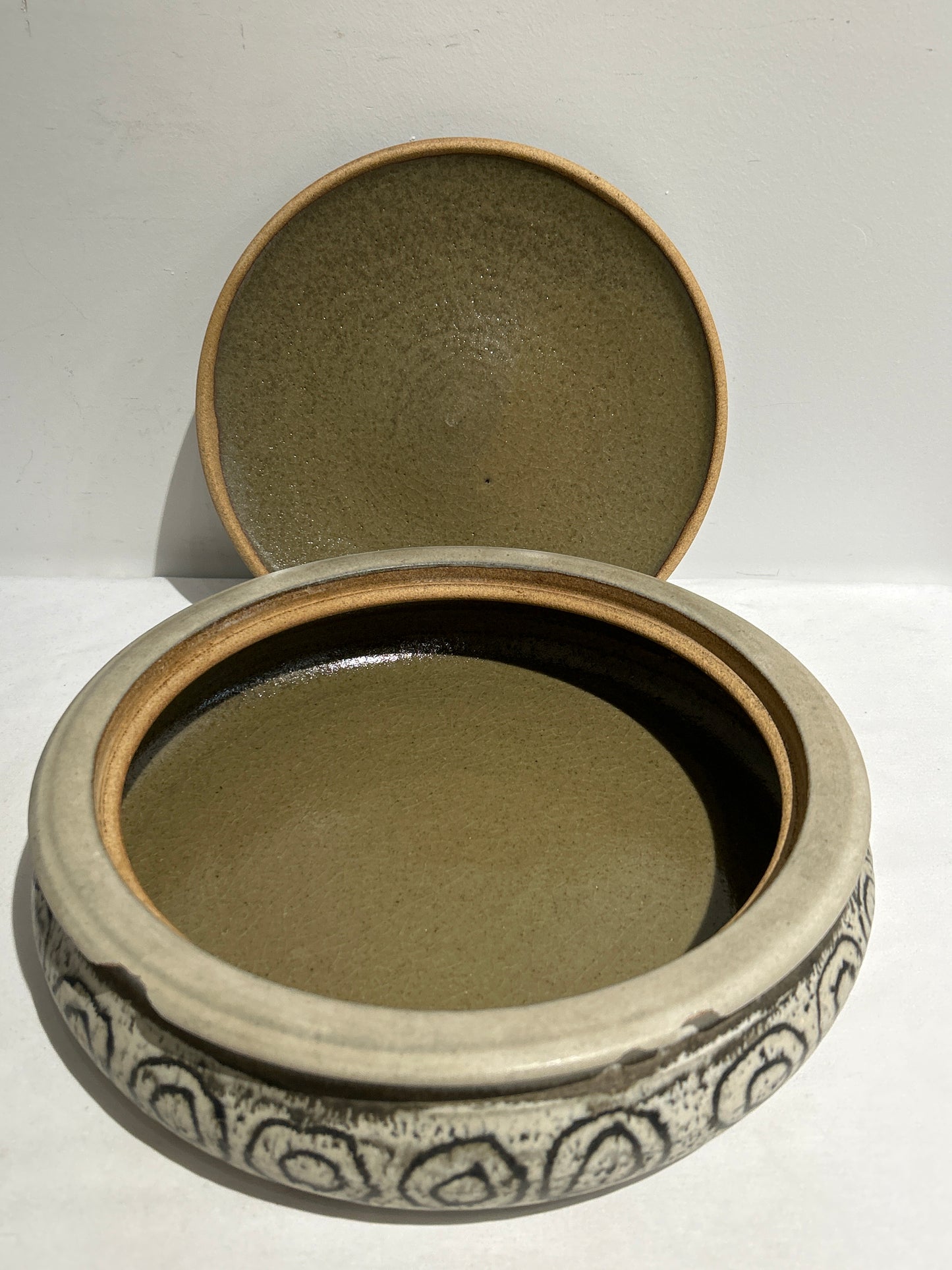 Pottery bowl with lid