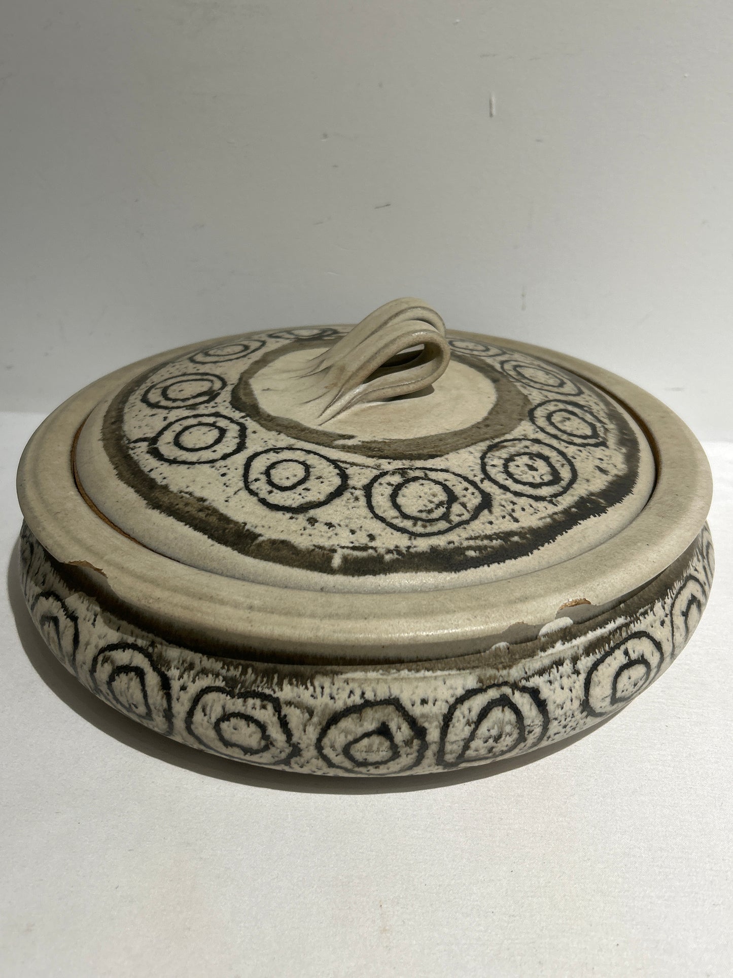 Pottery bowl with lid