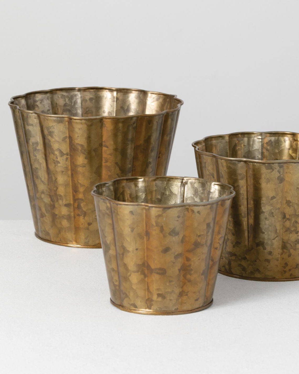 SCALLOPED METAL POT small