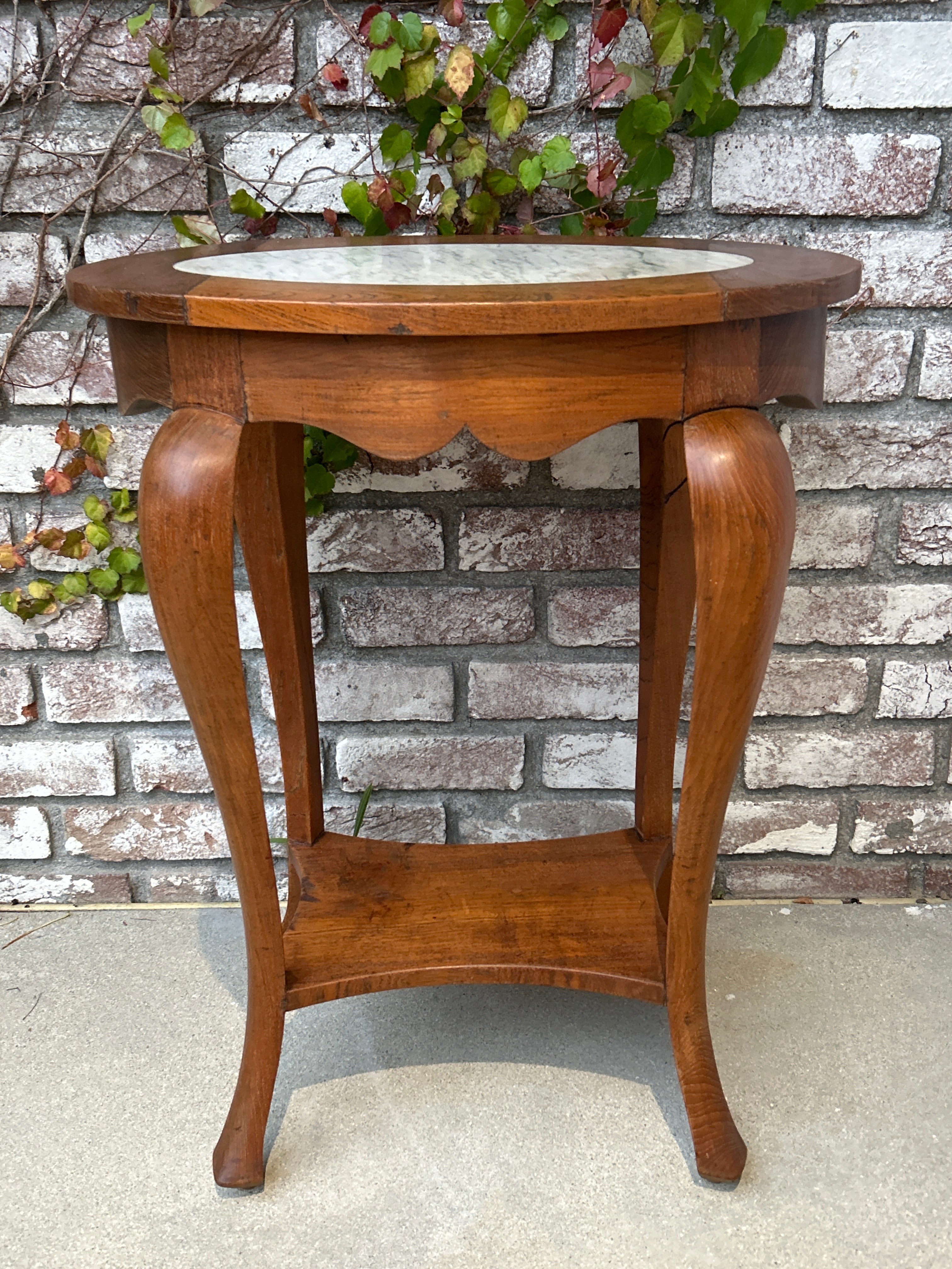 ANTIQUE OVAL OCCASIONAL TABLE WITH 4 LEGS