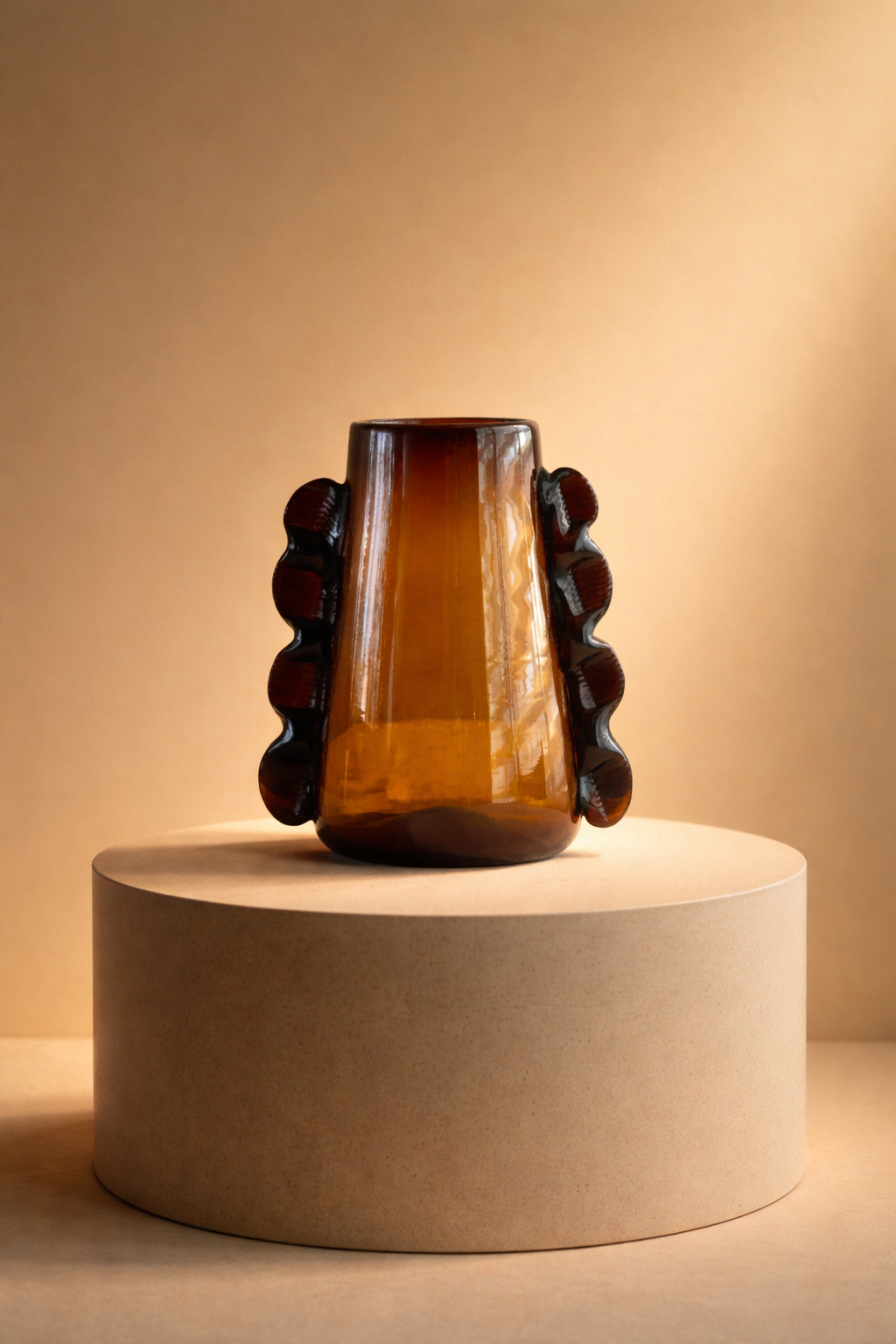 Betta Vase Amber by MESO: 9" H. x 6" D. / 2.4 L / 81.15 oz
