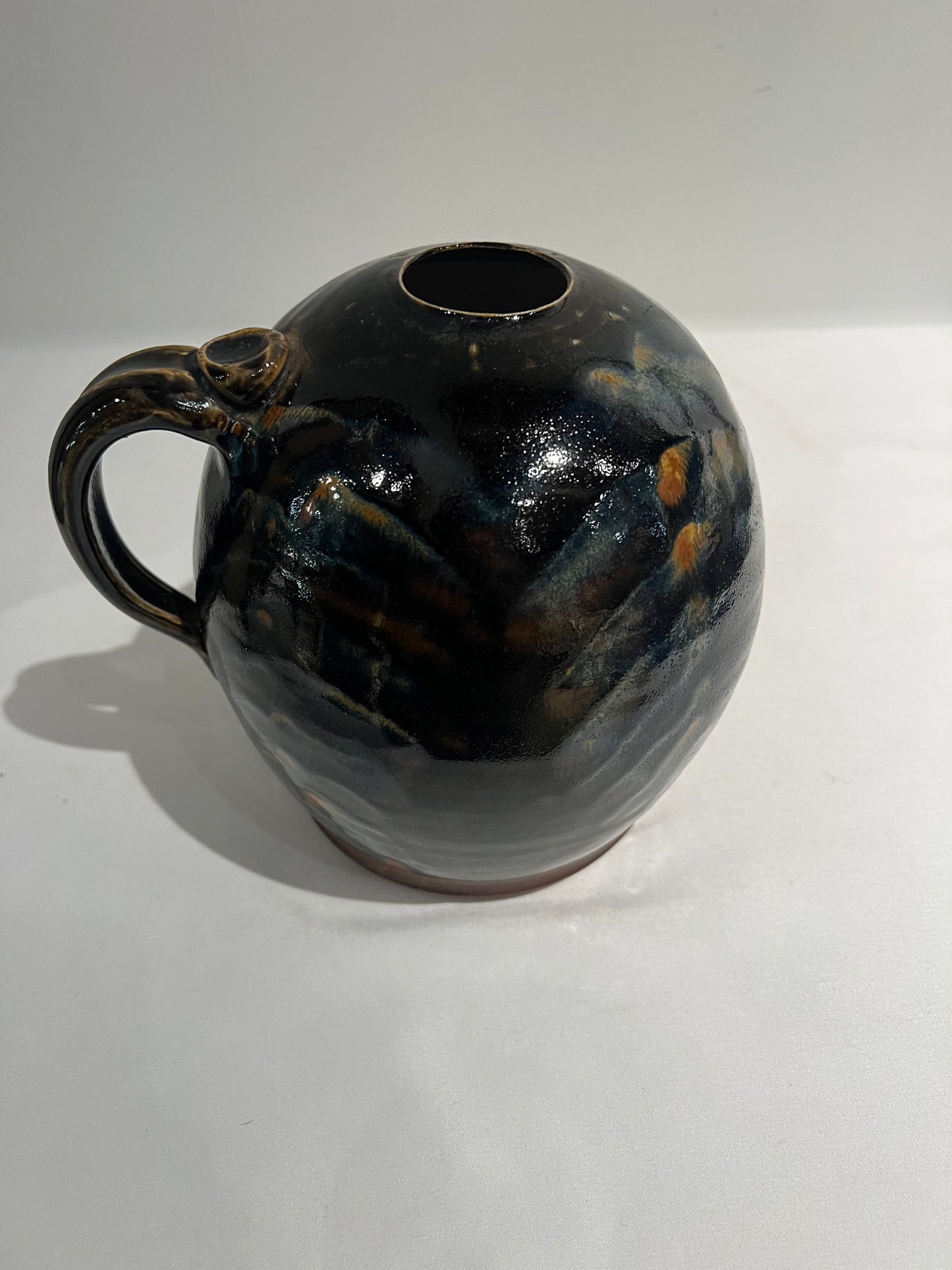 Ceramic vessel with handle