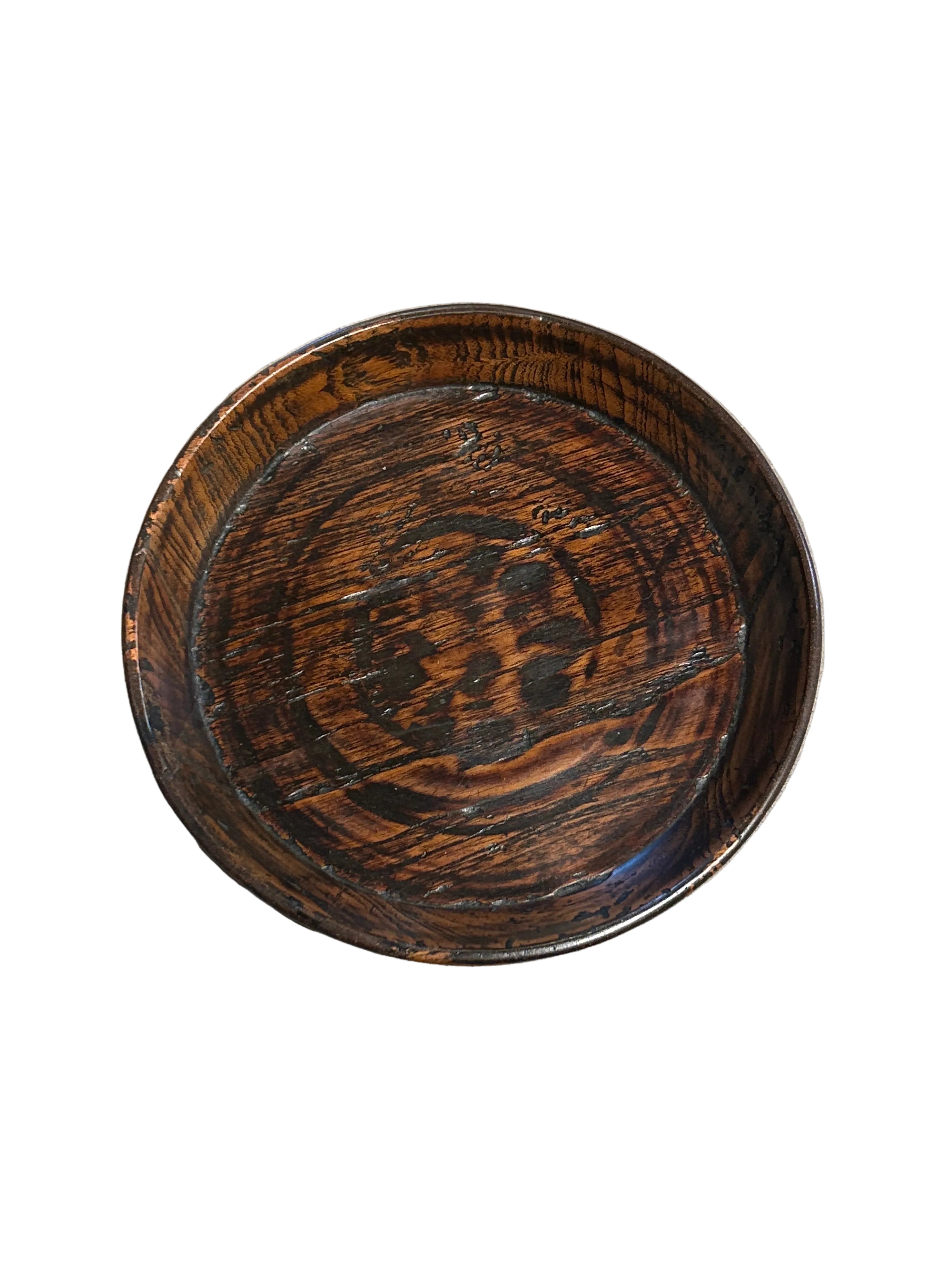 CIRCULAR TRAY WITH A RAISED FOOT.