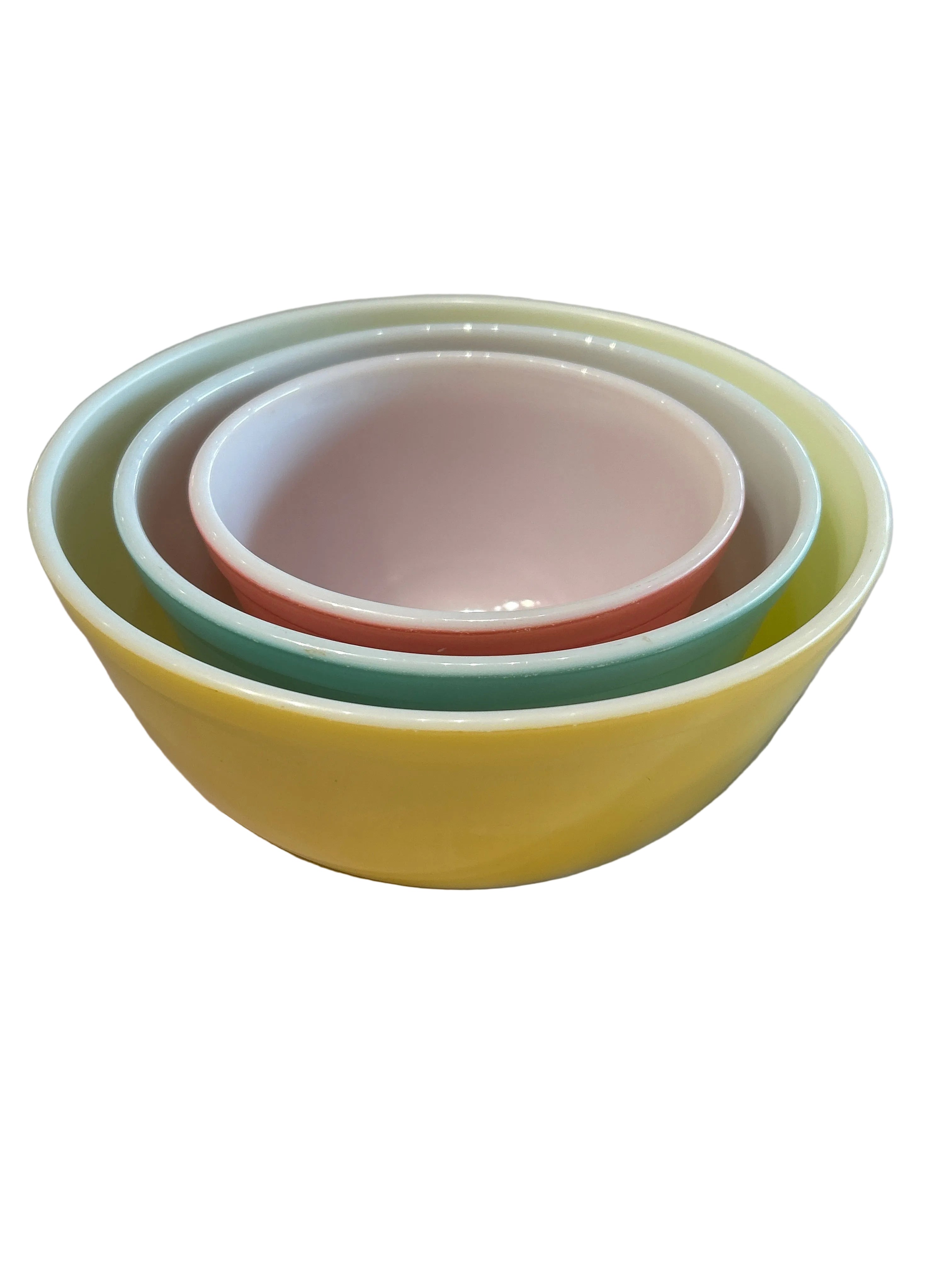 Vintage set of three Pyrex mixing bowls