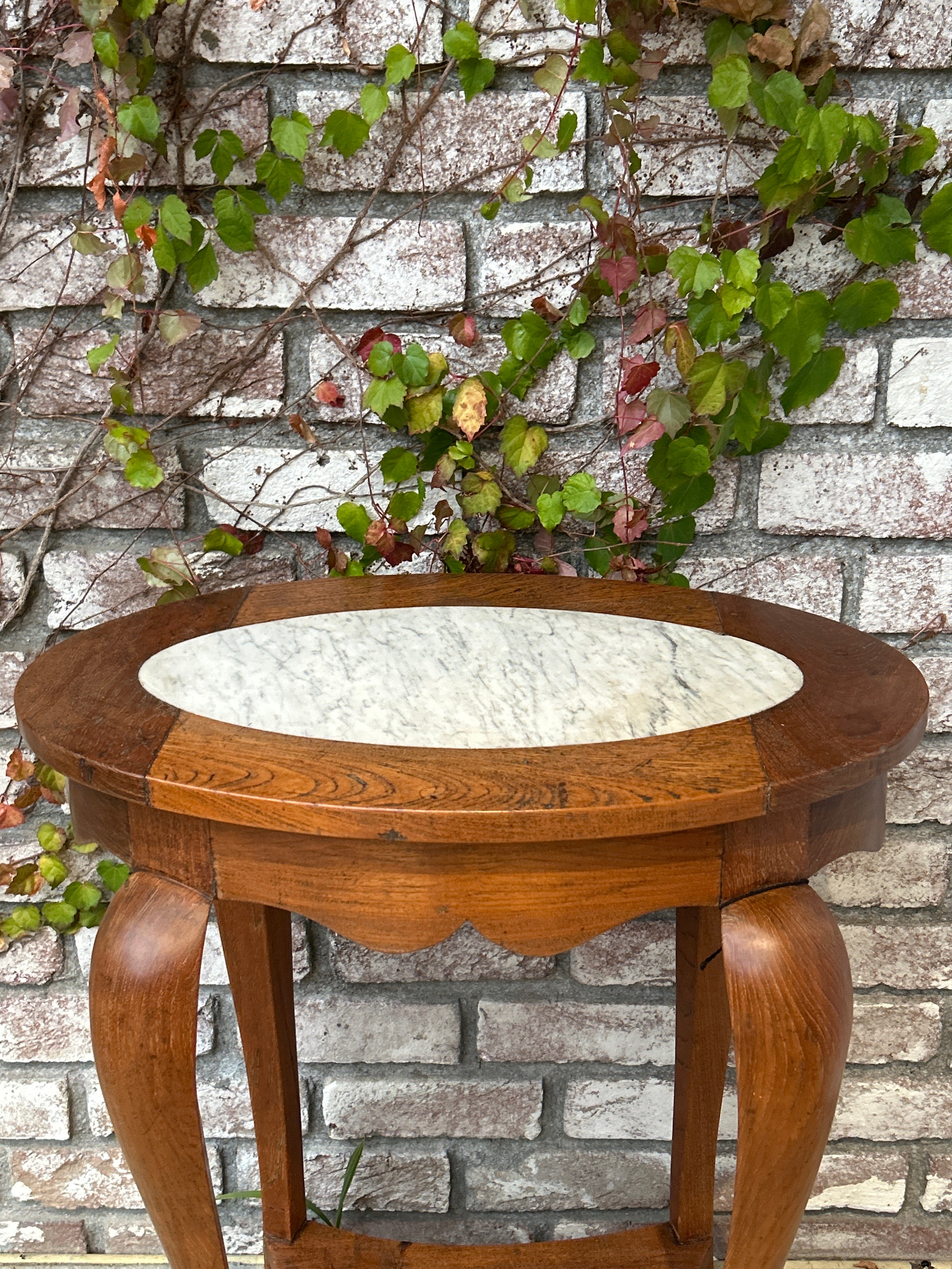 ANTIQUE OVAL OCCASIONAL TABLE WITH 4 LEGS
