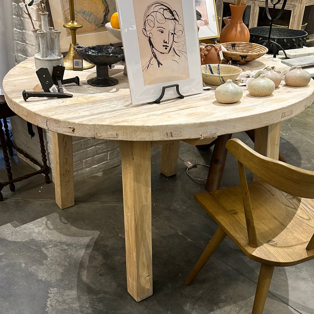 Round dining table