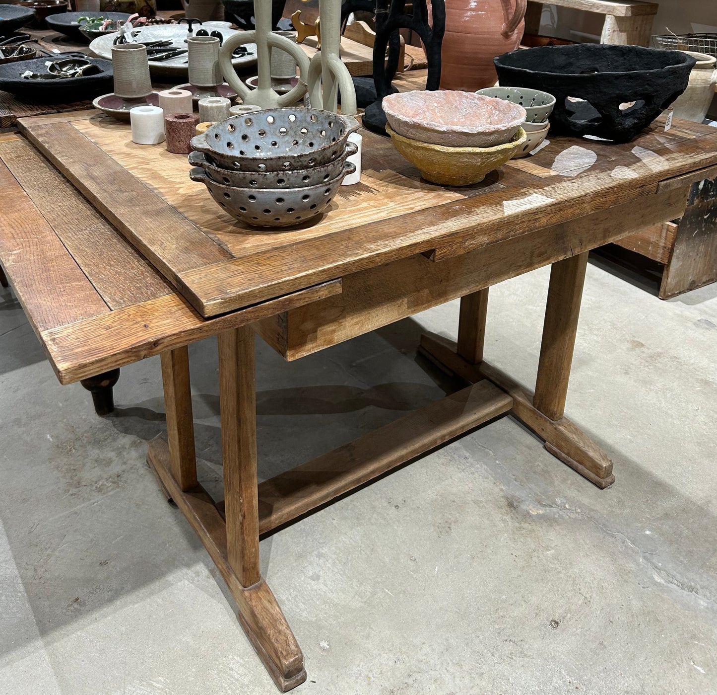 Extendable dining table