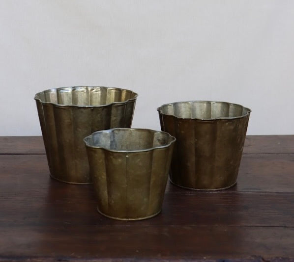 SCALLOPED METAL POT small