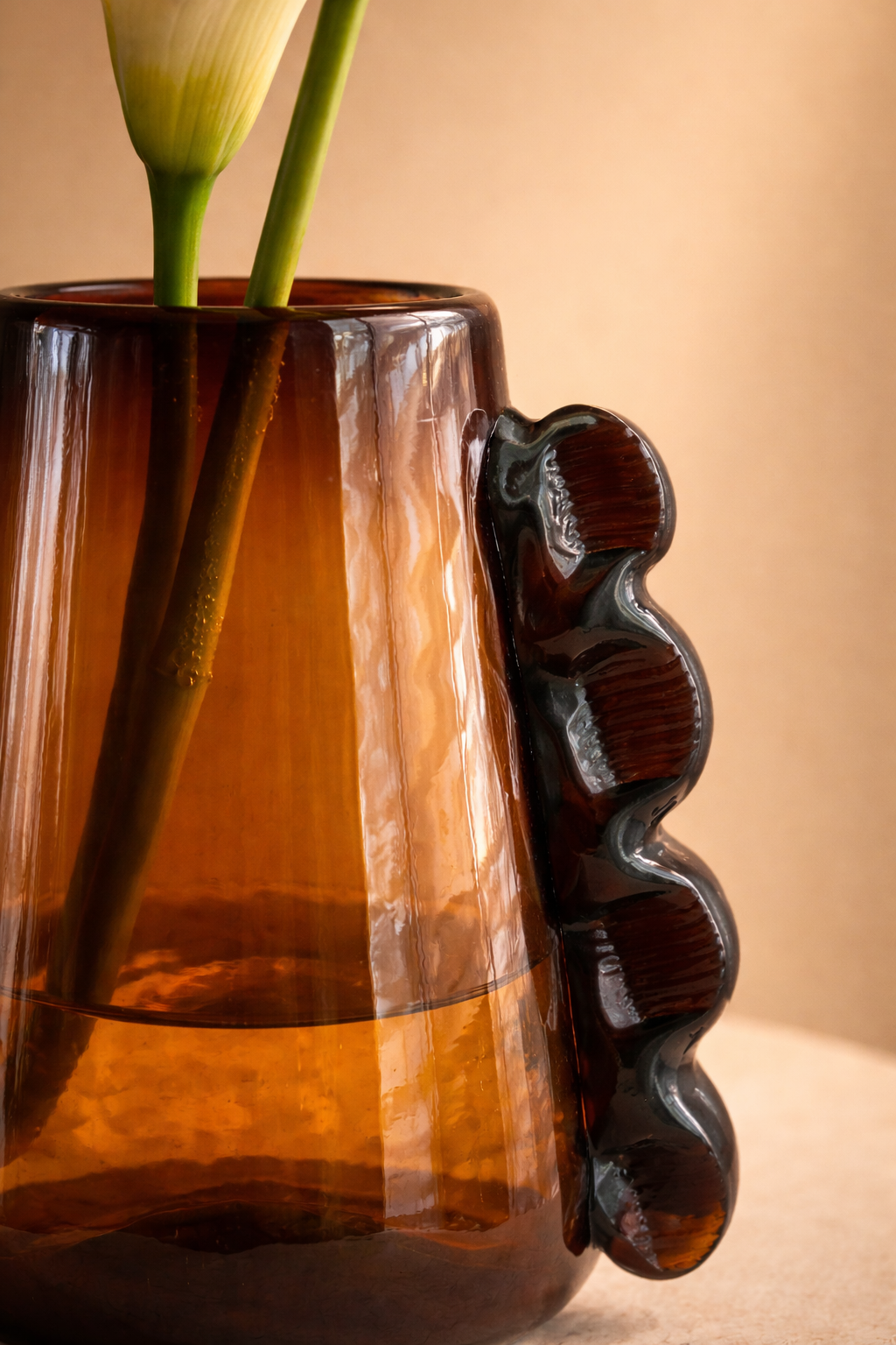 Betta Vase Amber by MESO: 9" H. x 6" D. / 2.4 L / 81.15 oz